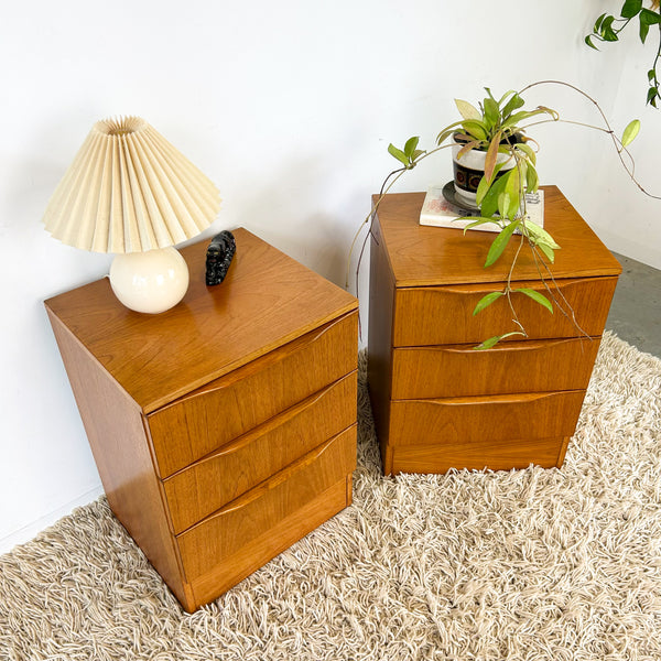 BEDSIDE DRAWERS WITH WAVE HANDLES