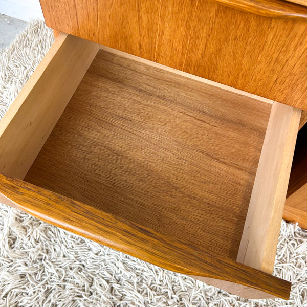 BEDSIDE DRAWERS WITH WAVE HANDLES