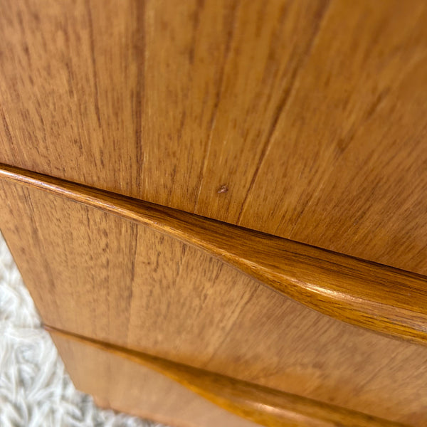 BEDSIDE DRAWERS WITH WAVE HANDLES
