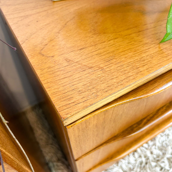 BEDSIDE DRAWERS WITH WAVE HANDLES