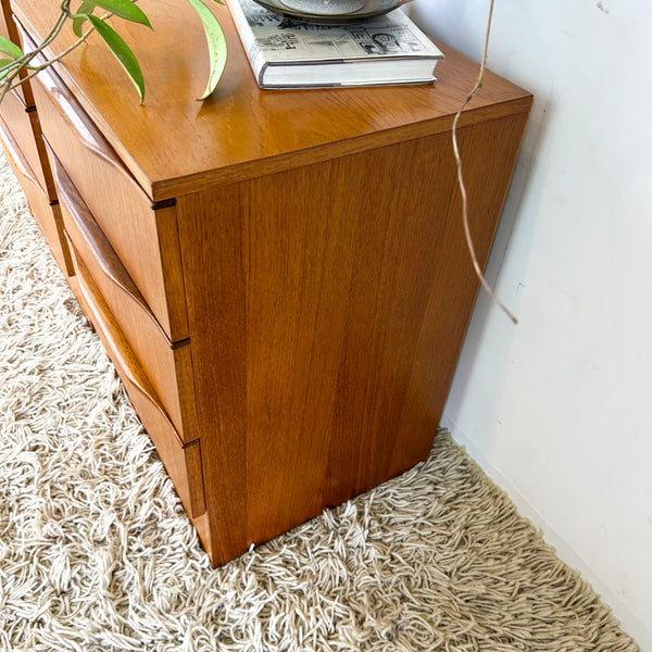 BEDSIDE DRAWERS WITH WAVE HANDLES