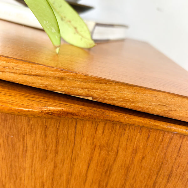 BEDSIDE DRAWERS WITH WAVE HANDLES