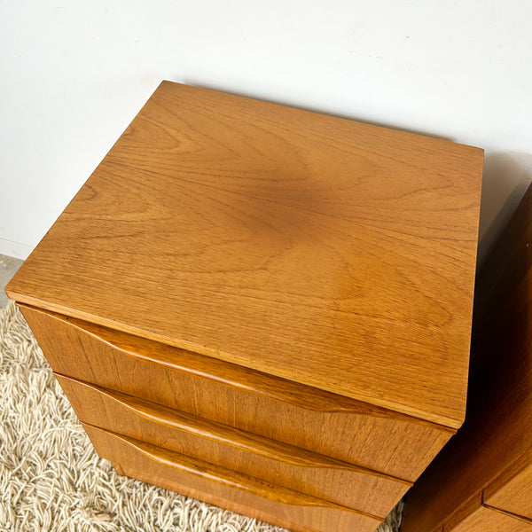 BEDSIDE DRAWERS WITH WAVE HANDLES