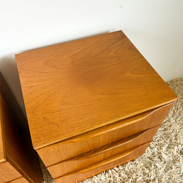 BEDSIDE DRAWERS WITH WAVE HANDLES
