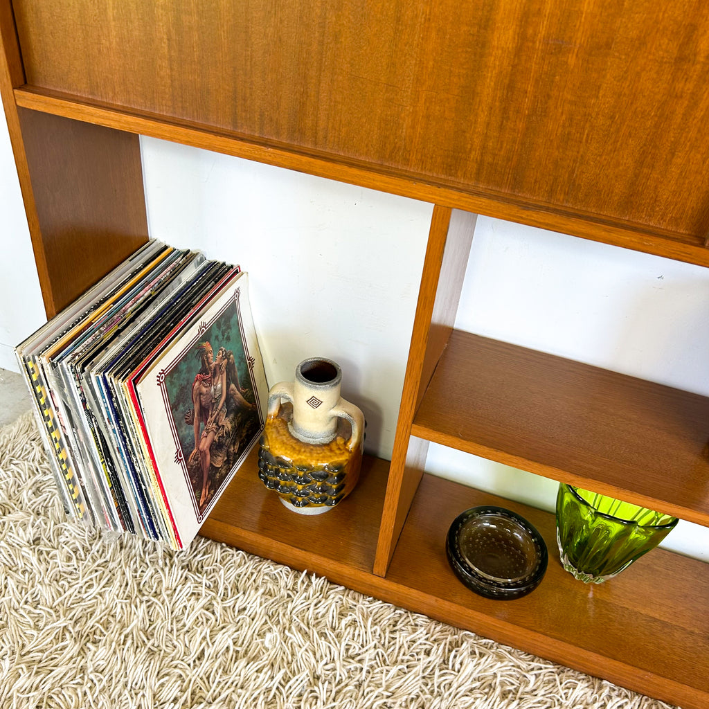 WALL UNIT ROOM DIVIDER