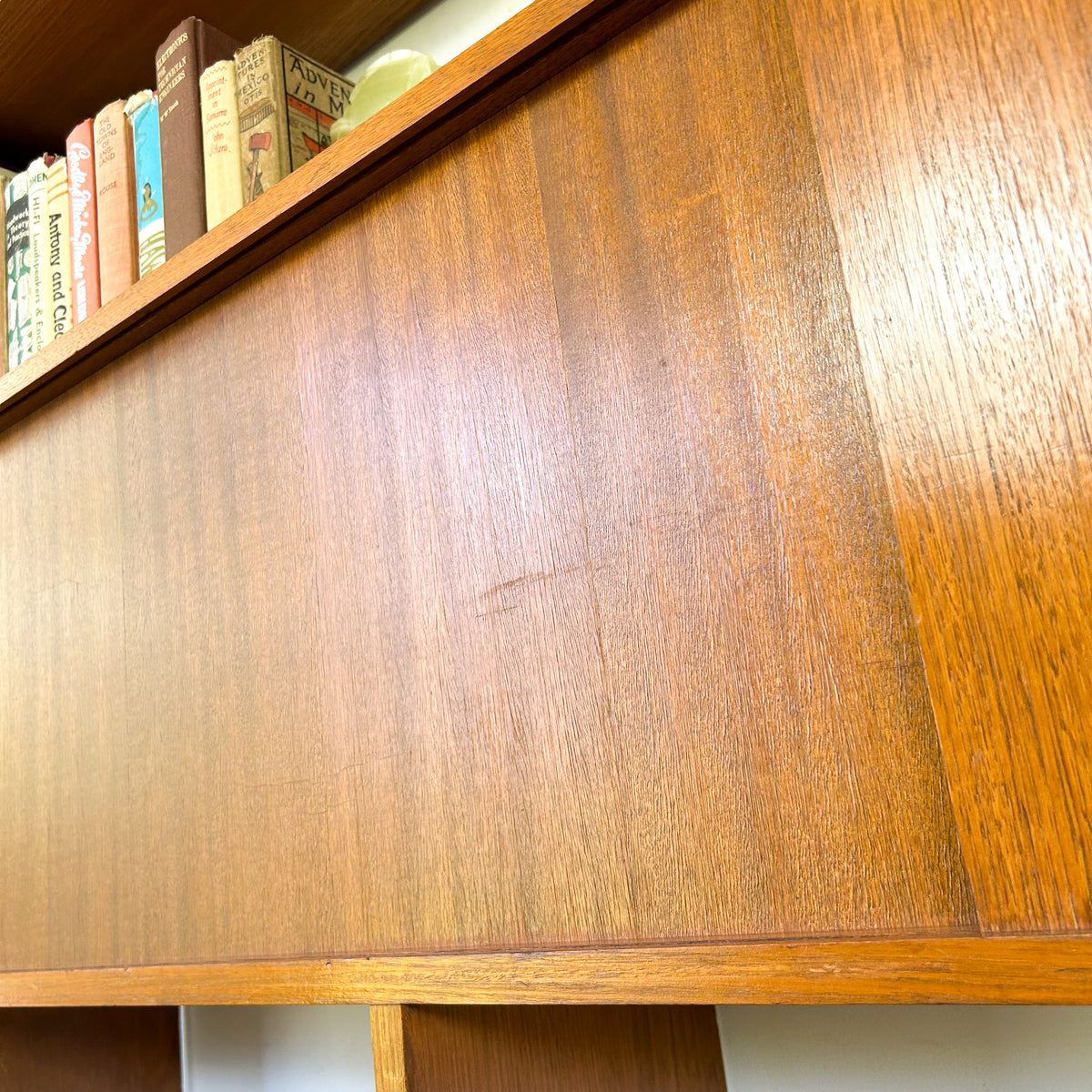 WALL UNIT ROOM DIVIDER