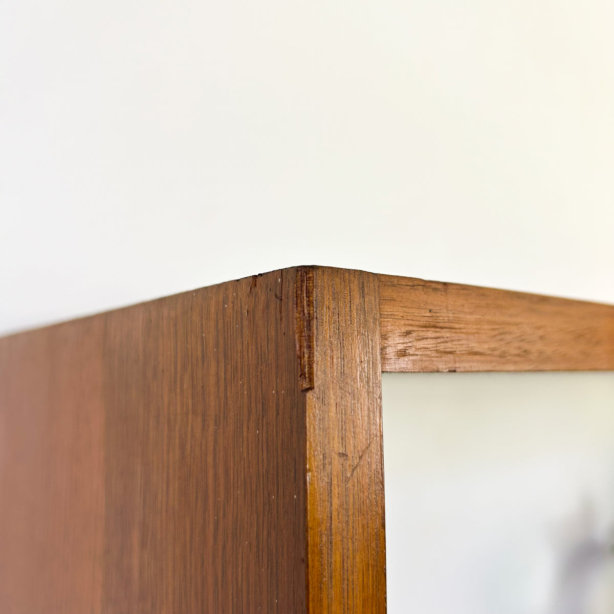 WALL UNIT ROOM DIVIDER