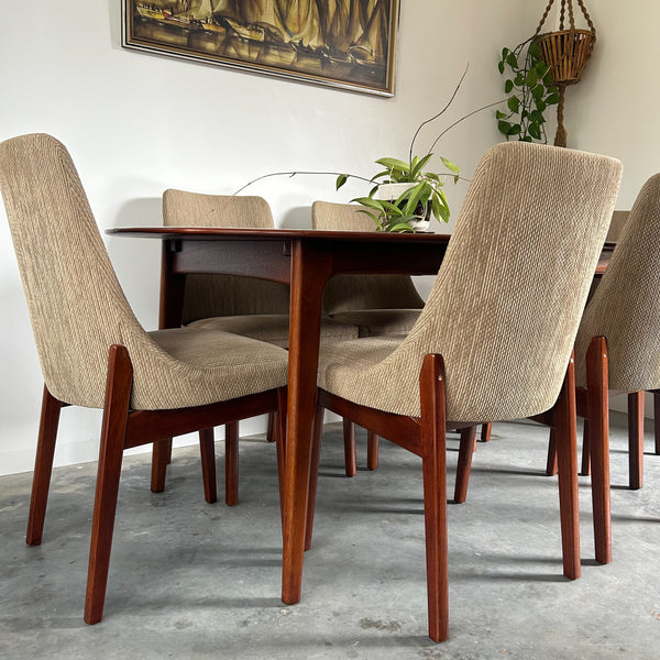 NOBLETT EXTENSION DINING TABLE & CHAIRS