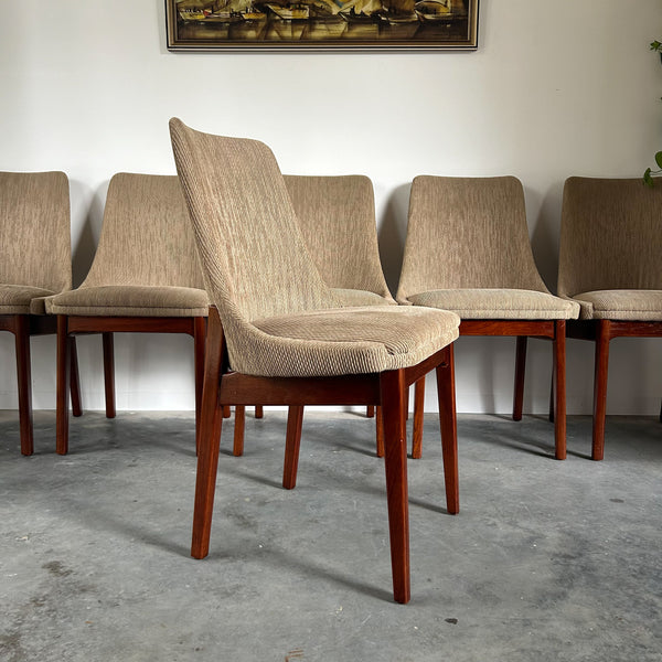 NOBLETT EXTENSION DINING TABLE & CHAIRS