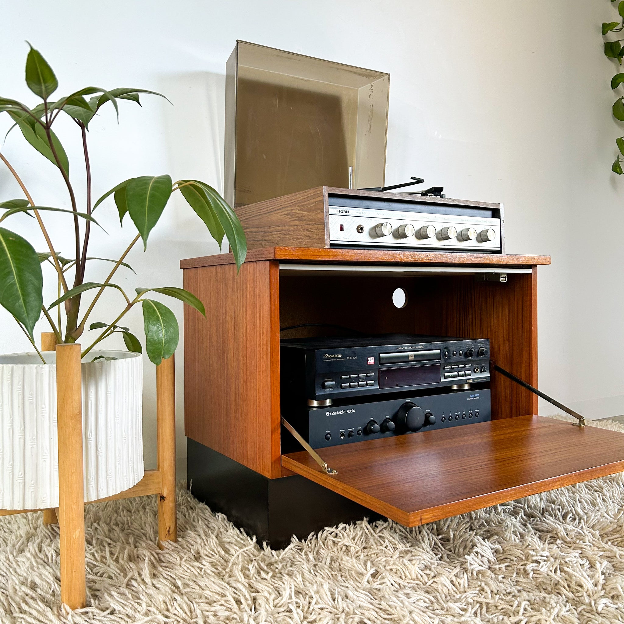 STEREO CABINET