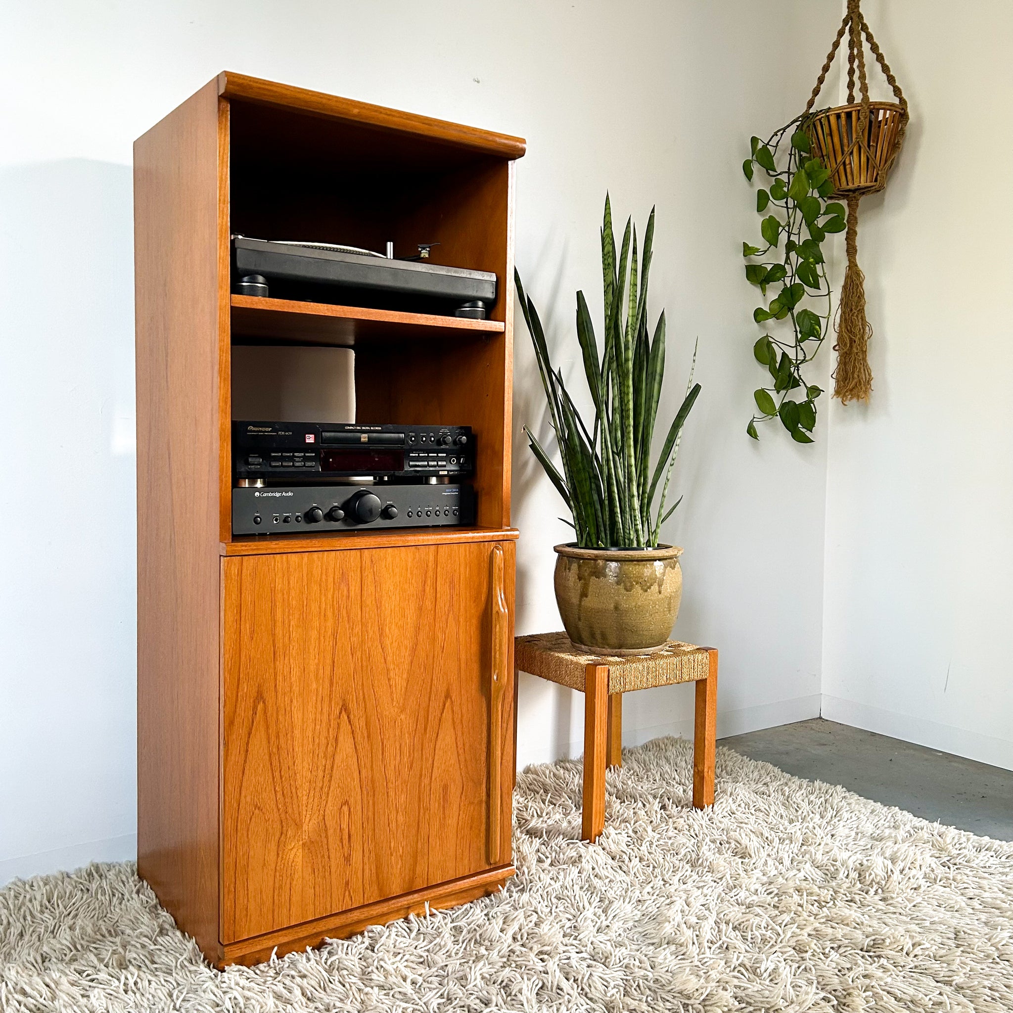 KALMAR STEREO CABINET