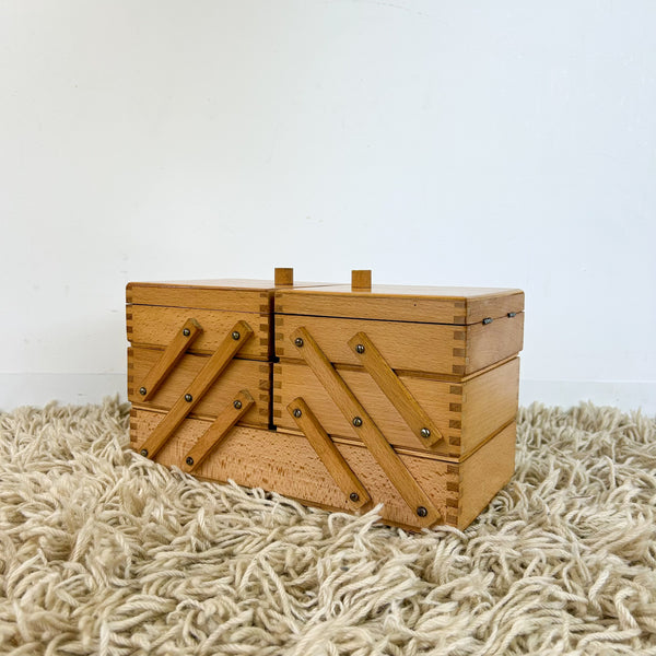CANTILEVER SEWING BOX