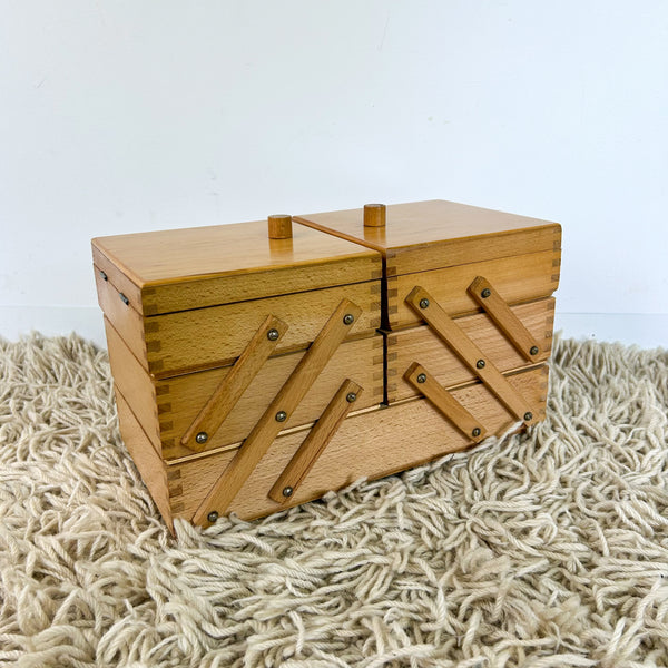 CANTILEVER SEWING BOX