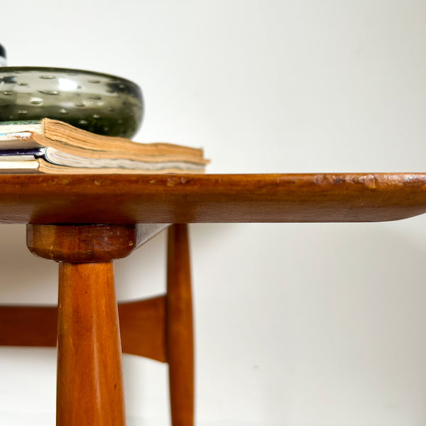 COFFEE TABLE WITH SLATTED MAGAZINE RACK