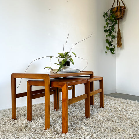 NESTING TABLE SET