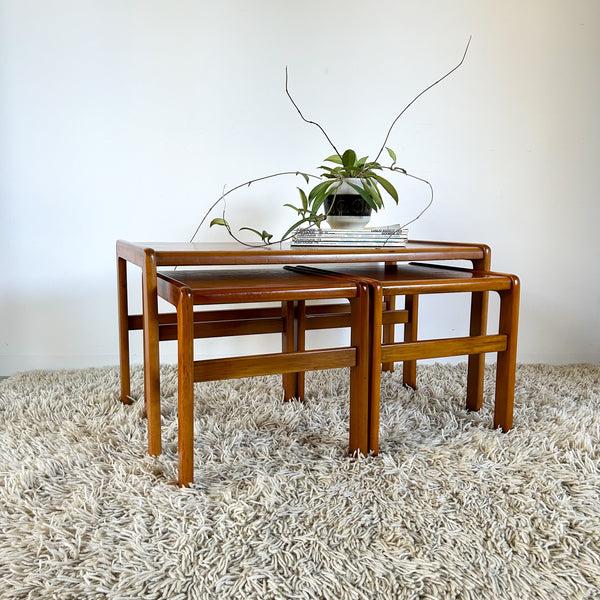 NESTING TABLE SET