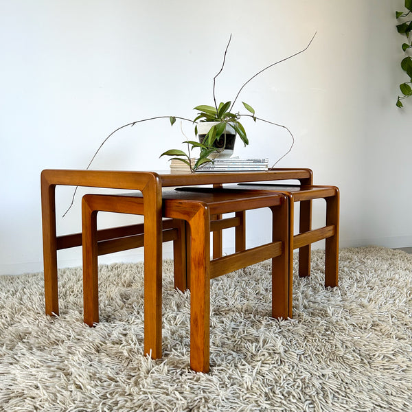 NESTING TABLE SET