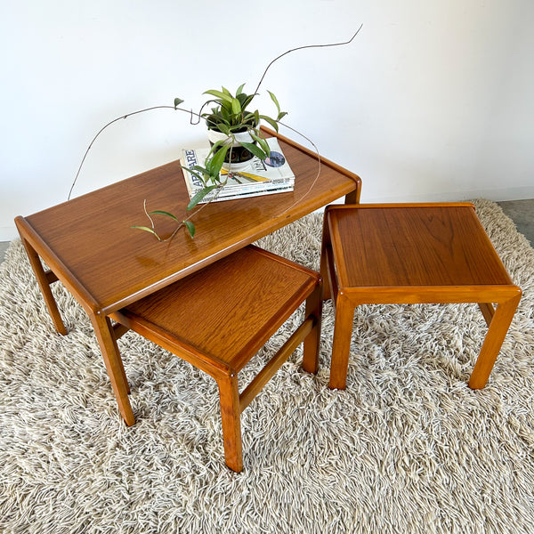 NESTING TABLE SET