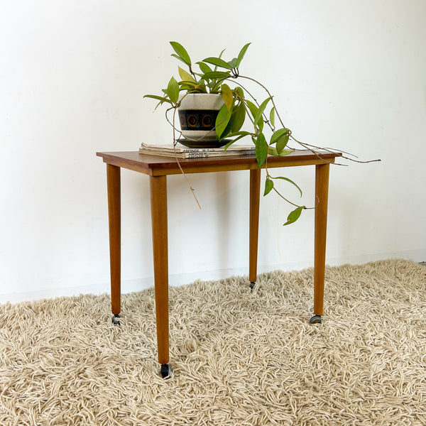 SIDE TABLE ON CASTOR WHEELS