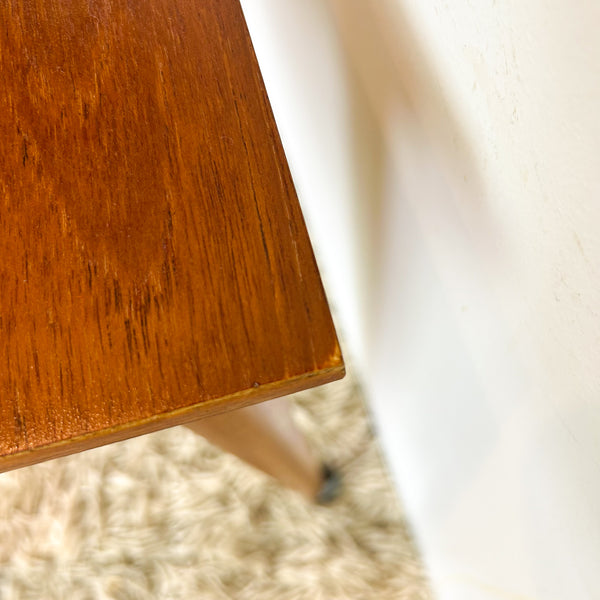 SIDE TABLE ON CASTOR WHEELS