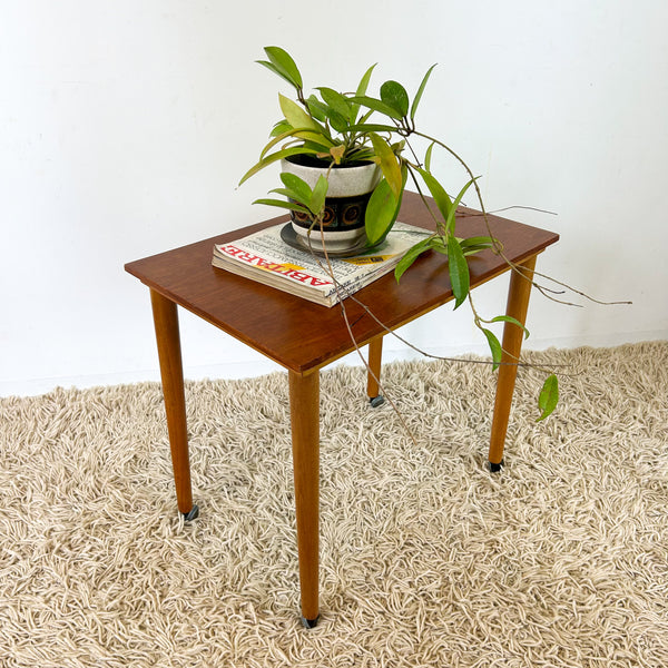 SIDE TABLE ON CASTOR WHEELS