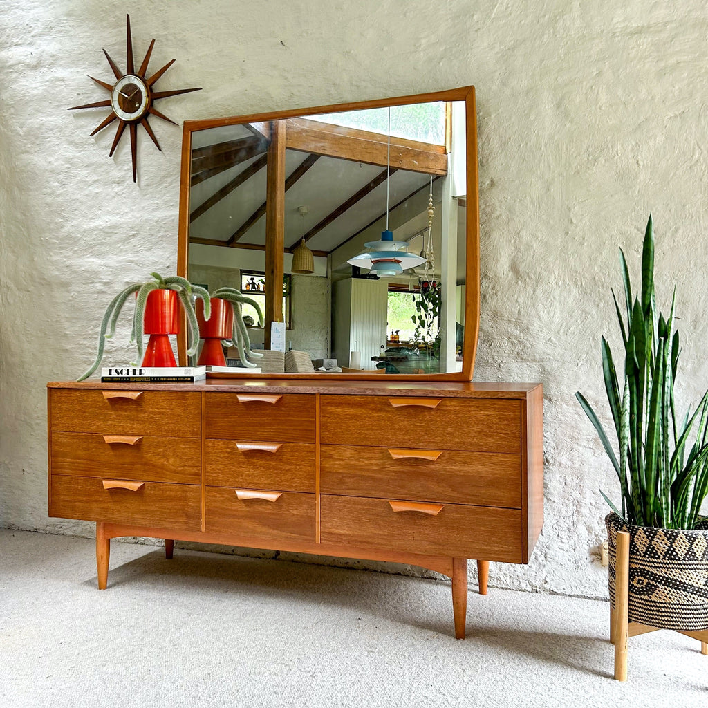 DRESSER DRAWERS WITH MIRROR