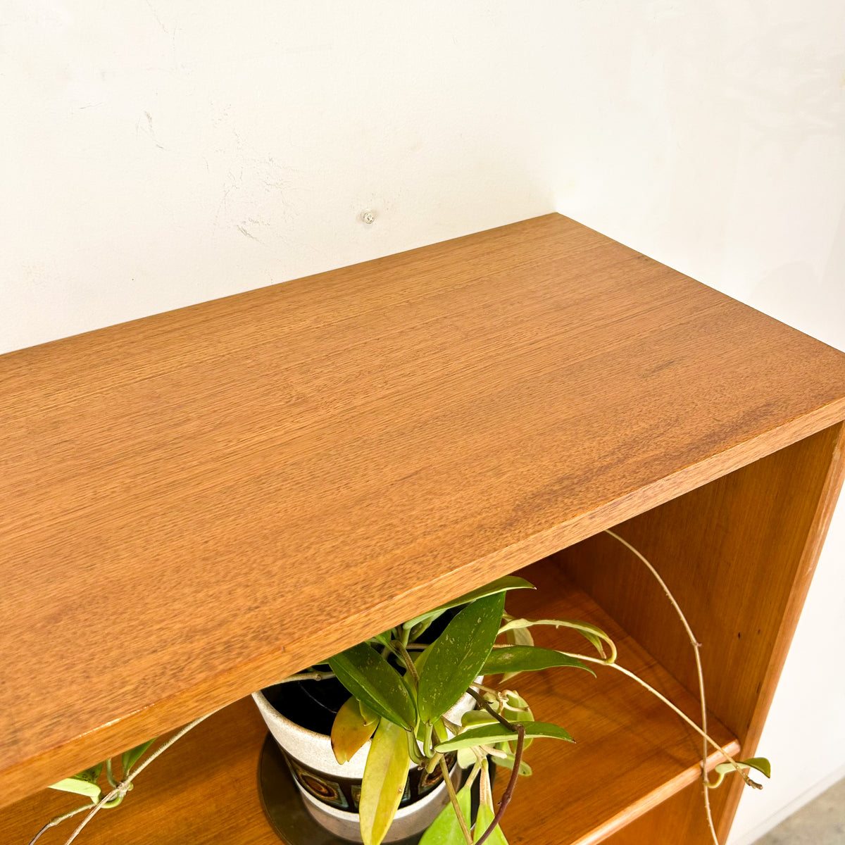 HARDWOOD BOOKCASE W DOVETAIL JOINERY