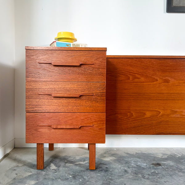 QUEEN SIZE HEADBOARD & BEDSIDE DRAWERS