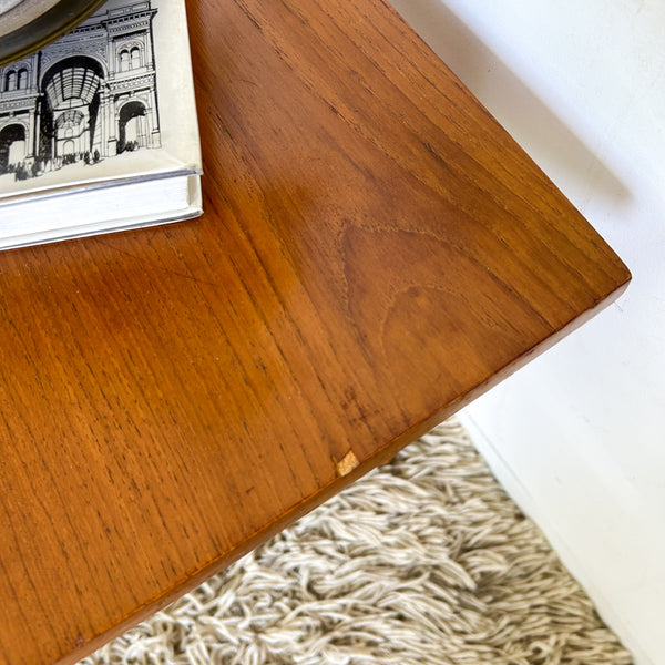 COFFEE TABLE WITH SLATTED MAGAZINE RACK