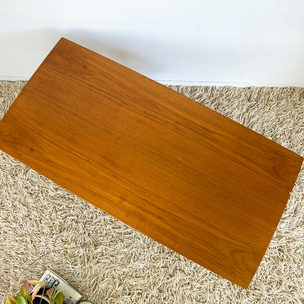 COFFEE TABLE WITH SLATTED MAGAZINE RACK