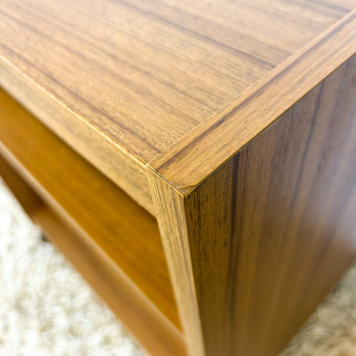LAMINATE STEREO TROLLEY