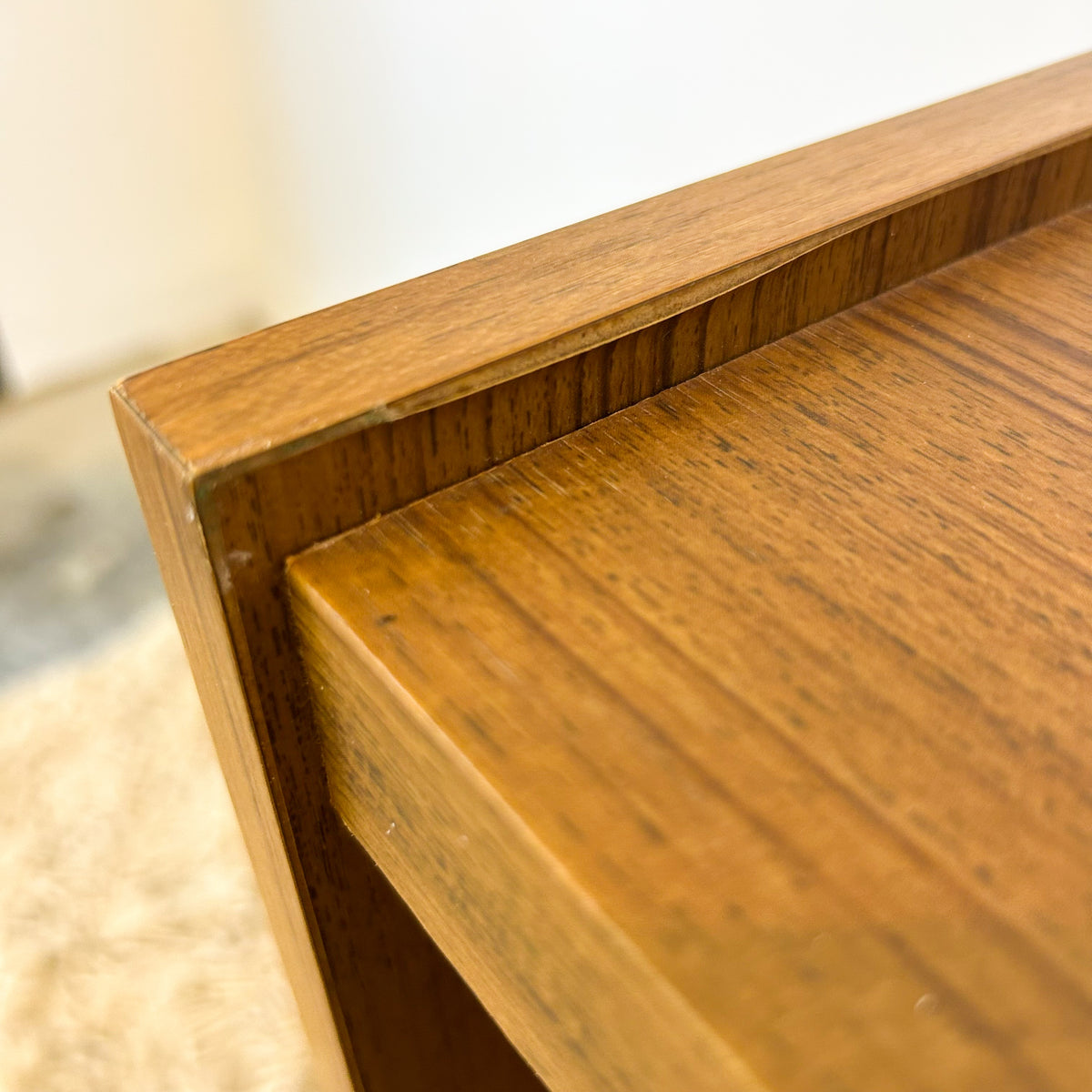 LAMINATE STEREO TROLLEY