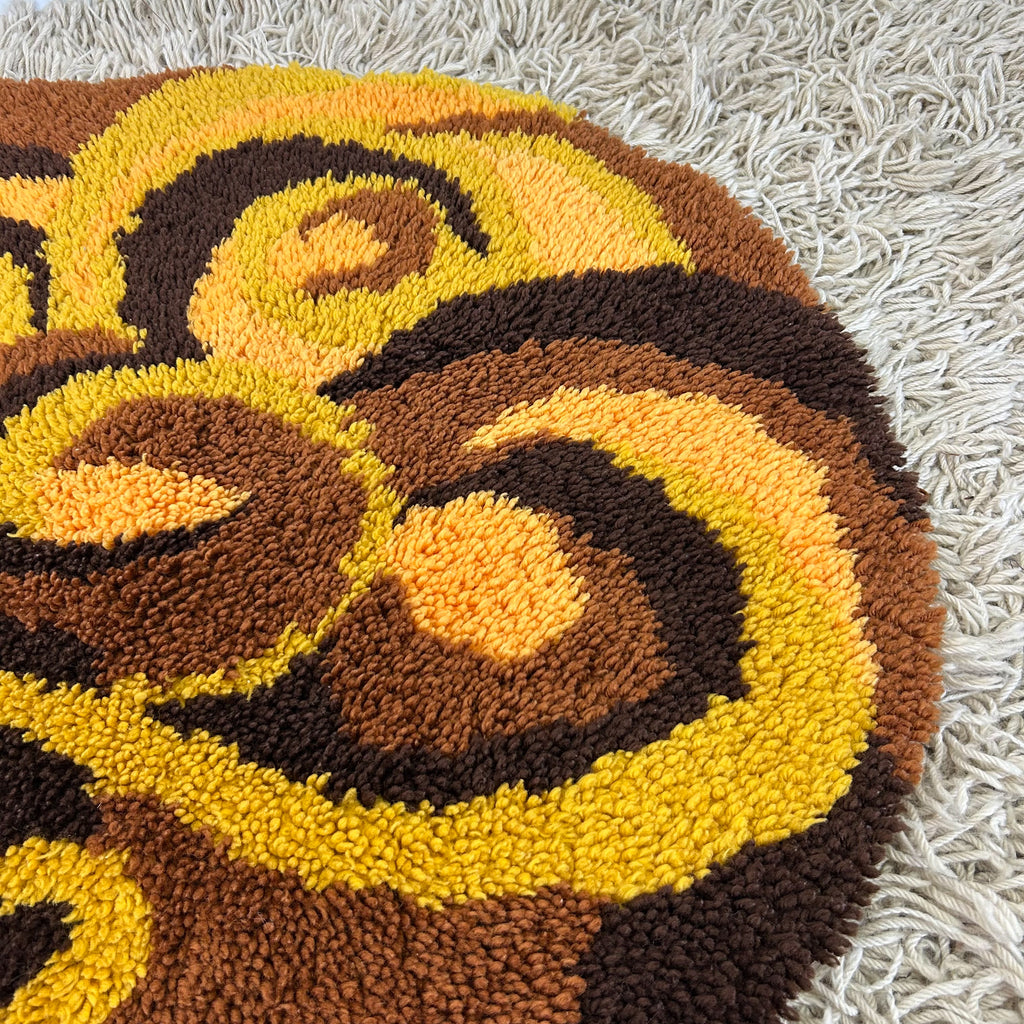 70s LATCH HOOK RUG