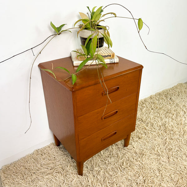 BEDSIDE DRAWERS W RECESSED HANDLES