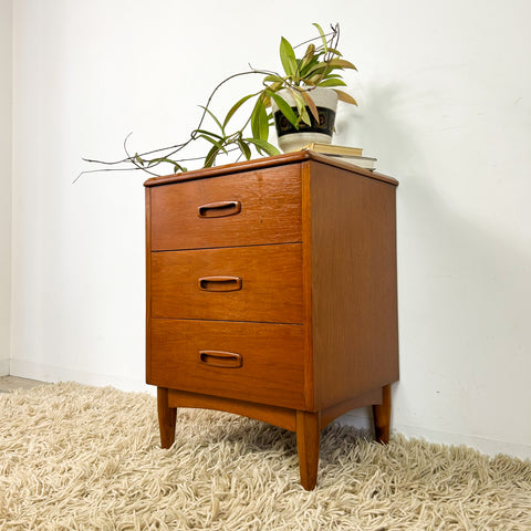 BEDSIDE DRAWERS W RECESSED HANDLES