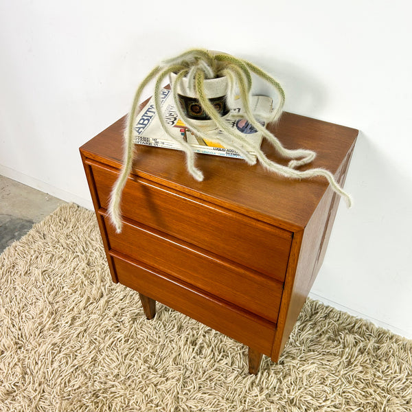 BEDSIDE DRAWERS W LIPPED HANDLES