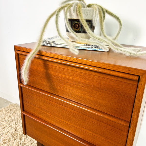 BEDSIDE DRAWERS W LIPPED HANDLES
