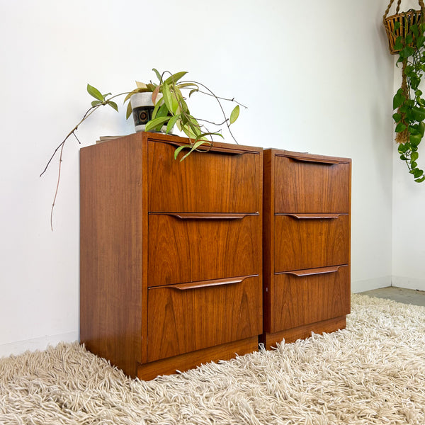 BEDSIDE DRAWERS WITH WAVE HANDLES