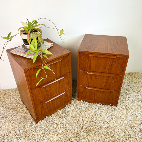 BEDSIDE DRAWERS WITH WAVE HANDLES