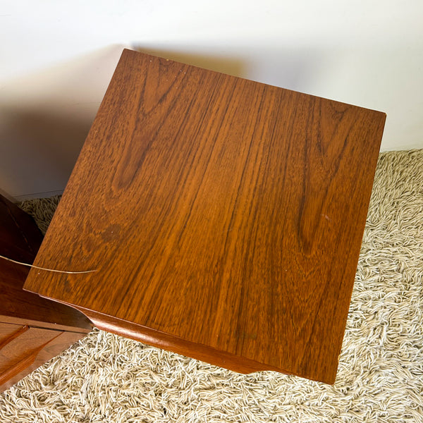 BEDSIDE DRAWERS WITH WAVE HANDLES