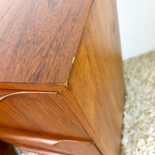BEDSIDE DRAWERS WITH WAVE HANDLES
