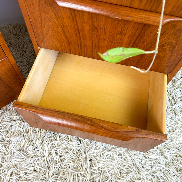 BEDSIDE DRAWERS WITH WAVE HANDLES