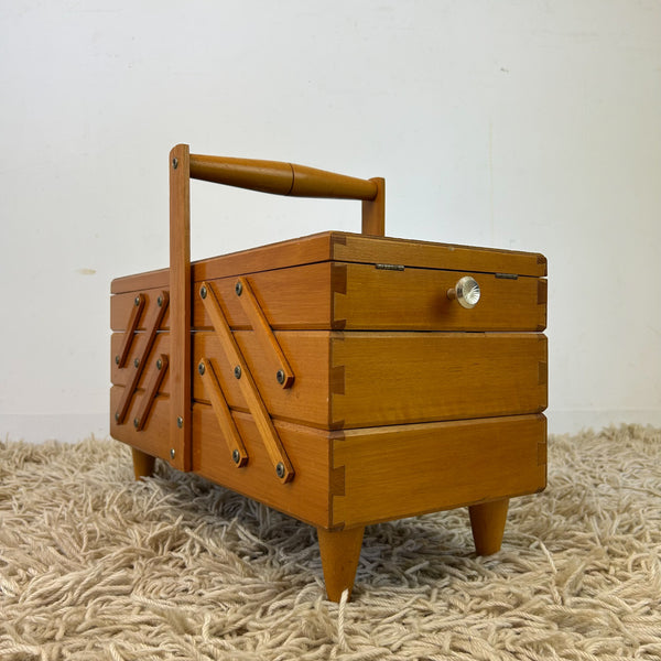 CANTILEVER SEWING BOX
