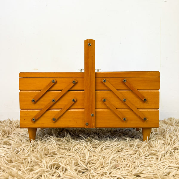 CANTILEVER SEWING BOX