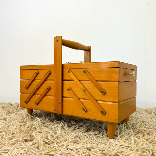 CANTILEVER SEWING BOX