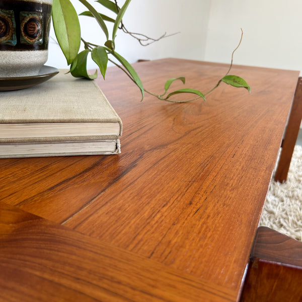 COFFEE TABLE WITH SLATTED MAGAZINE RACK