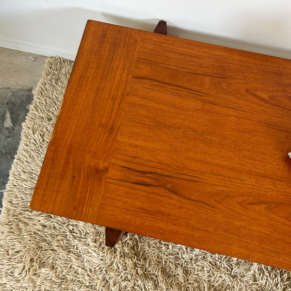 COFFEE TABLE WITH SLATTED MAGAZINE RACK