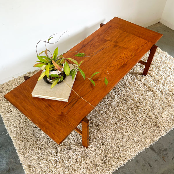 COFFEE TABLE WITH SLATTED MAGAZINE RACK