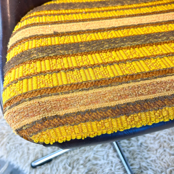 HEXAGONAL DINING TABLE WITH VINYL CHAIRS
