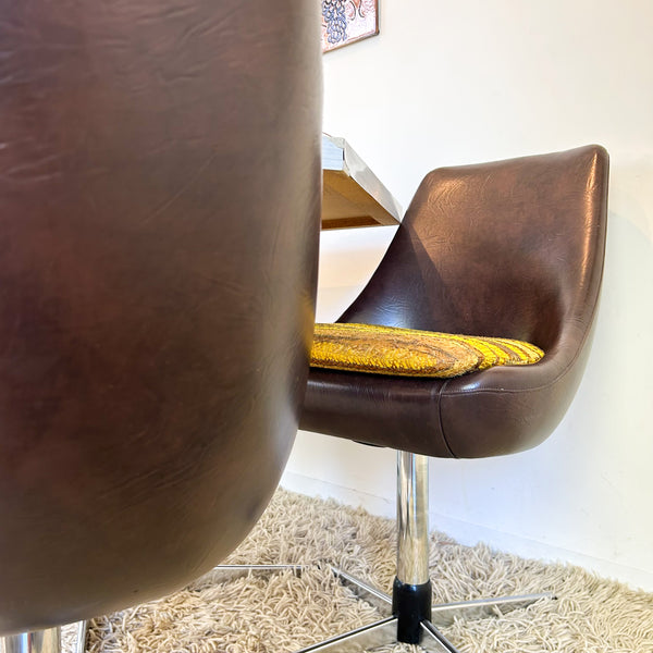 HEXAGONAL DINING TABLE WITH VINYL CHAIRS